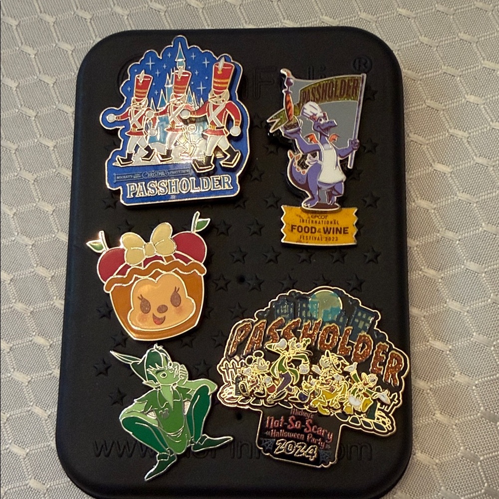 Disney pins featuring 2025 wave mystery an munchlings